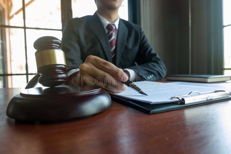 Abogado que trabaja con los papeles del contrato en la tabla en oficina abogado del consultor, abogado, juez de la corte, concept fotografía de archivo libre de regalías Abogado que trabaja con los papeles del contrato en la tabla en oficina abogado del consultor, abogado, juez de la corte, concept fotografía de archivo libre de regalías