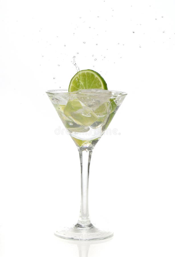 Abone salpicar con cal en un coctel fotografía de archivo libre de regalías Abone salpicar con cal en un coctel fotografía de archivo libre de regalías