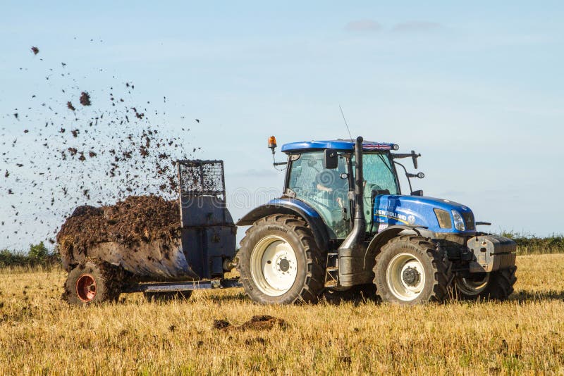 Abono de extensión del nuevo de Holanda tractor moderno del tractor en campos