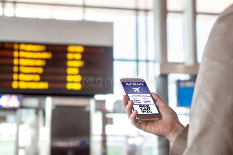Abordaż przepustka w smartphone Kobiety mienia telefon w lotnisku z mobilnym biletem na ekranie obrazy stock Abordaż przepustka w smartphone Kobiety mienia telefon w lotnisku z mobilnym biletem na ekranie obrazy stock