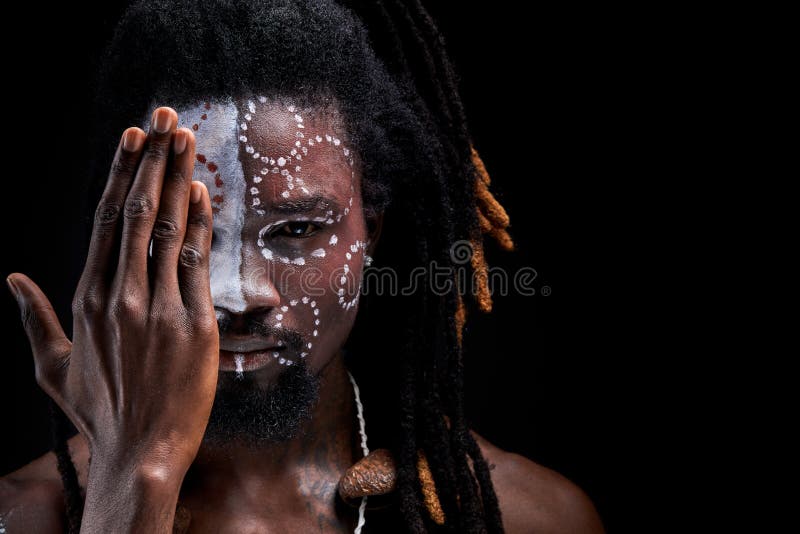 Aborigen hombre con maquillaje nacional cerrando la mitad de la cara fotos de archivo
