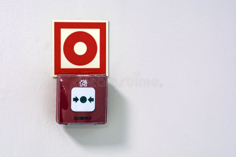 abotoe o alarme de incêndio em uma parede branca no supermercado foto de stock abotoe o alarme de incêndio em uma parede branca no supermercado foto de stock