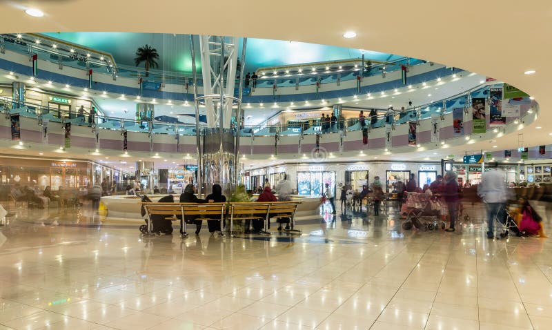 ABOU DABI - 4 NOVEMBRE 2016 : Mail intérieur de luxe de marina de centre commercial en Abu Dhabi, EAU Marina Mall est SH de la me image libre de droits ABOU DABI - 4 NOVEMBRE 2016 : Mail intérieur de luxe de marina de centre commercial en Abu Dhabi, EAU Marina Mall est SH de la me image libre de droits