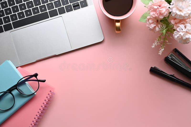 Hình ảnh này sẽ khiến bạn phải thèm thuồng muốn tới ngay một nơi làm việc phụ nữ đầy đủ tiện nghi như trên này. Với máy tính xách tay, cốc cà phê và sổ tay kèm theo, bạn sẽ được những trải nghiệm làm việc tuyệt vời và thoải mái nhất. Background màu hồng còn làm tăng thêm sự phấn khởi khi làm việc.
