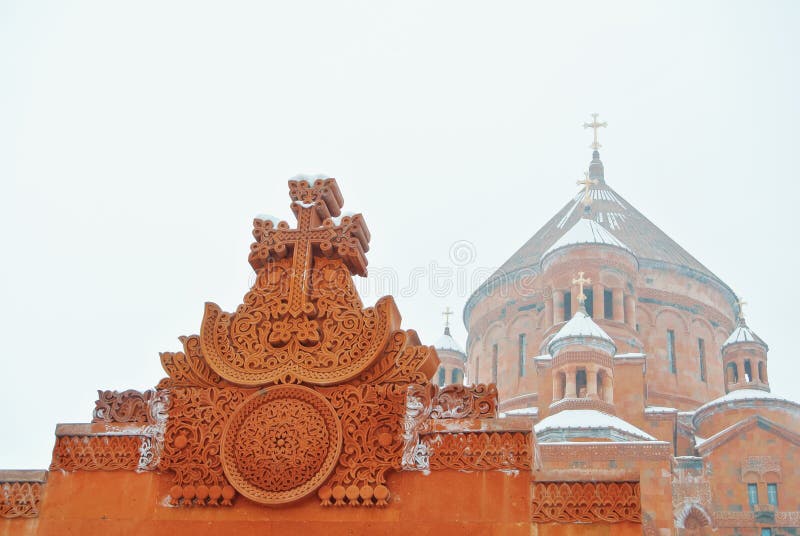 ABOVYAN, ARMENIË - DECEMBER 31, 2016: Rode tuff Armeense cathedra stock foto ABOVYAN, ARMENIË - DECEMBER 31, 2016: Rode tuff Armeense cathedra stock foto