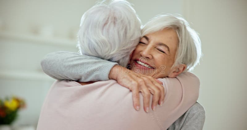 Amigos da mulher e telefone rindo na videochamada para memes de piadas  engraçadas ou comunicação em casa mulheres conversando no smartphone móvel  com risadas para conversa boba ou discussão no sofá da