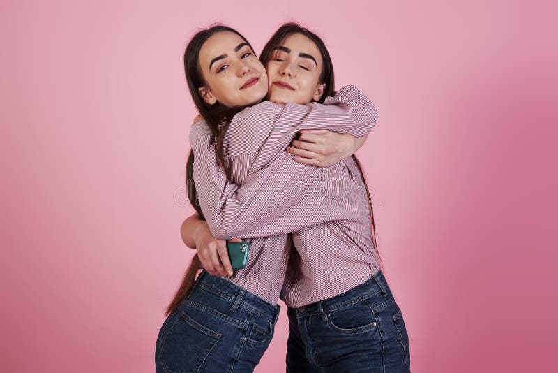 Meninas Lindas Duas Irmãs Gêmeas Sentadas E Posando No Estúdio Com Fundo Branco Imagem de Stock - Imagem de profissional, humano: 165767723