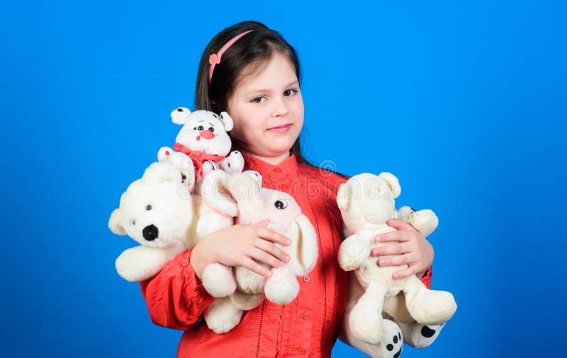 Brinquedos para criança menina pequena com brinquedo de urso macio menina  jogando jogo na sala de jogos feliz infância aniversário abraçando um  ursinho de pelúcia loja de brinquedos dia das crianças melhor