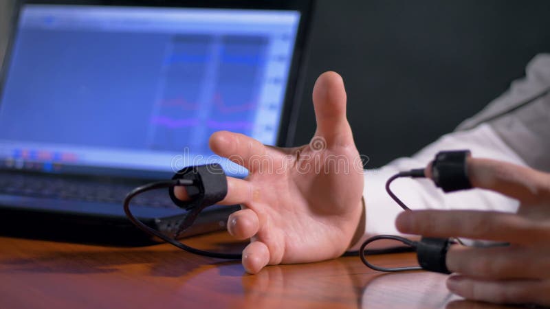 Abra as mãos constantes do assunto do detector de mentira filme