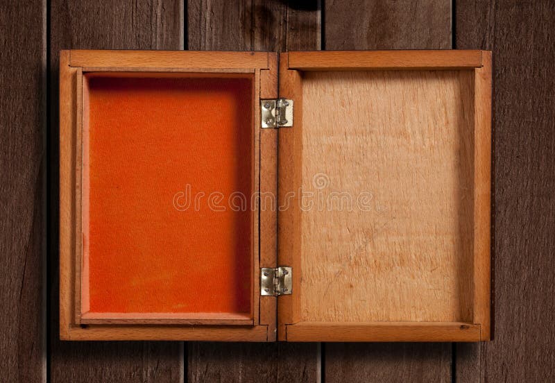 Caixa de madeira aberta imagem de stock
