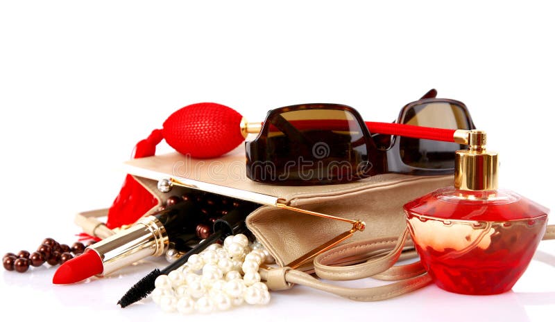 Abra el bolso con los accesorios cosméticos femeninos del snd fotografía de archivo libre de regalías Abra el bolso con los accesorios cosméticos femeninos del snd fotografía de archivo libre de regalías