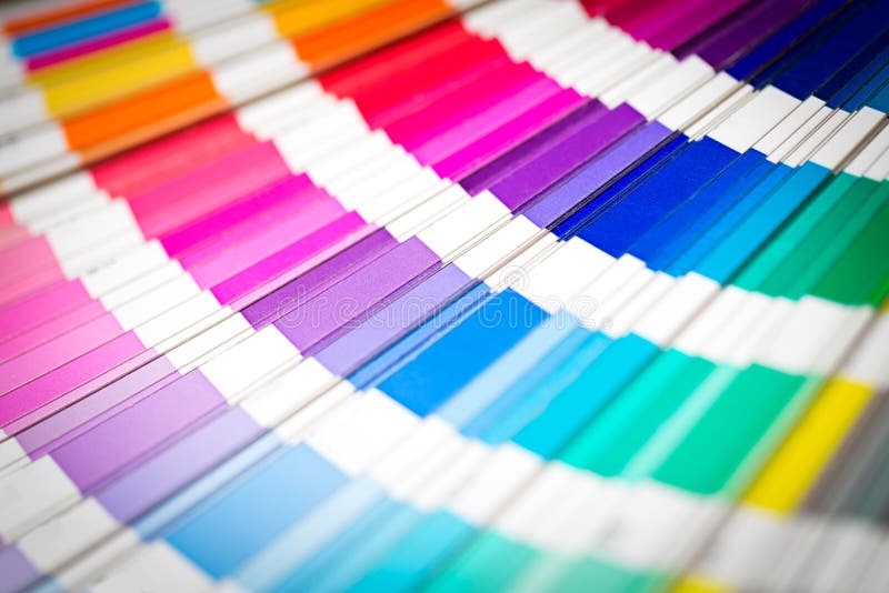 Abra el catálogo de los colores de la muestra del pantone fotografía de archivo Abra el catálogo de los colores de la muestra del pantone fotografía de archivo