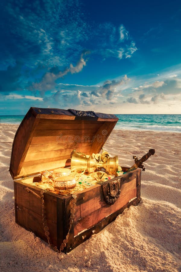 Abra el cofre del tesoro en la playa imagen de archivo libre de regalías Abra el cofre del tesoro en la playa imagen de archivo libre de regalías