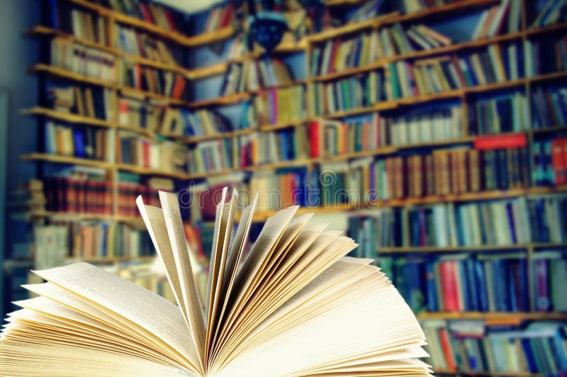 Abra el libro en una biblioteca fotografía de archivo libre de regalías