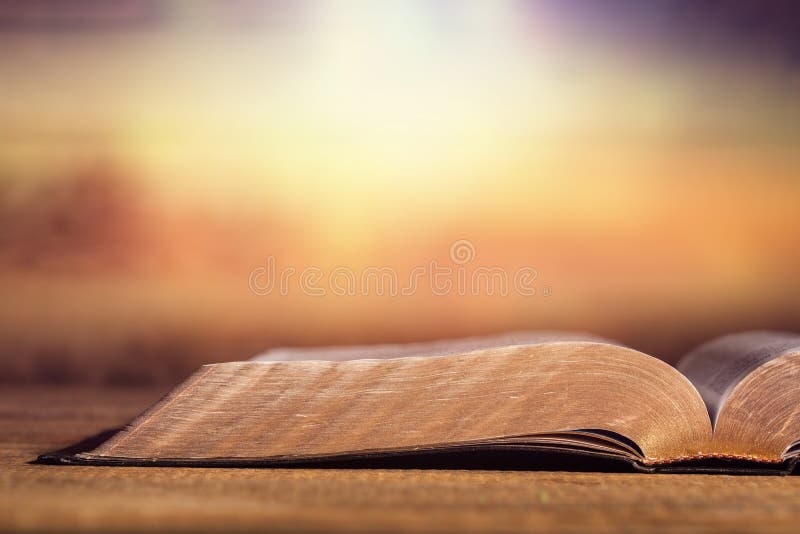 Abra la biblia imagen de archivo libre de regalías Abra la biblia imagen de archivo libre de regalías