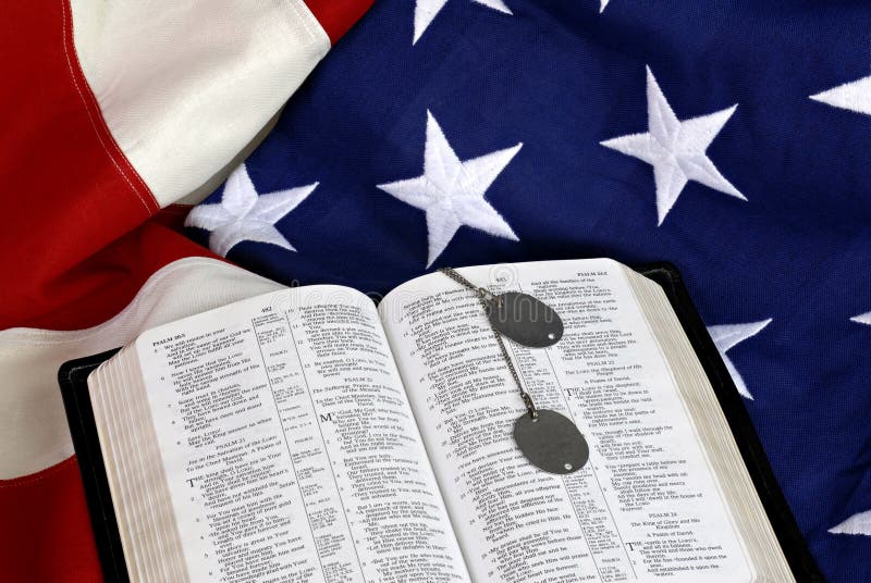 Abra la biblia con las etiquetas de perro en indicador de los E.E.U.U. fotografía de archivo Abra la biblia con las etiquetas de perro en indicador de los E.E.U.U. fotografía de archivo