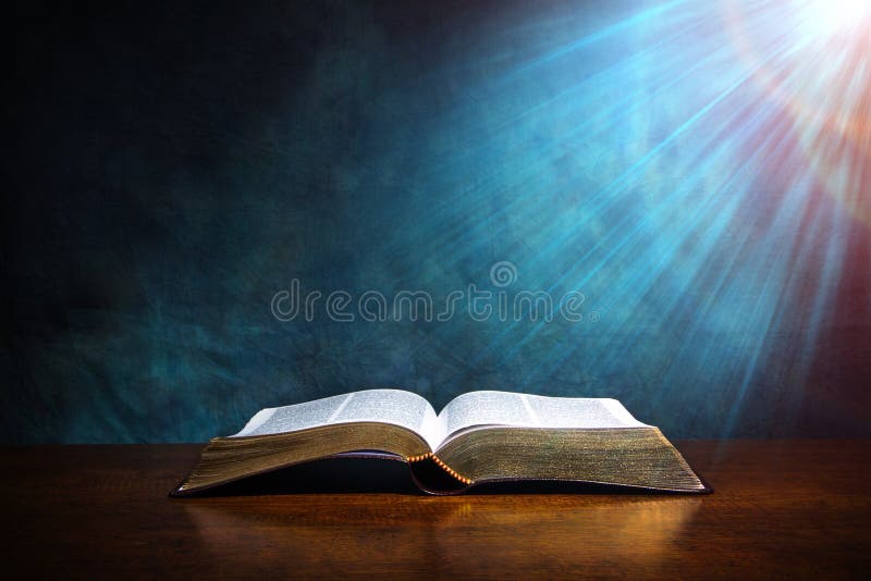 Abra la biblia en una tabla de madera