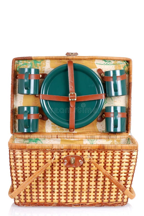 Abra la cesta de la comida campestre con las placas verdes imagen de archivo Abra la cesta de la comida campestre con las placas verdes imagen de archivo