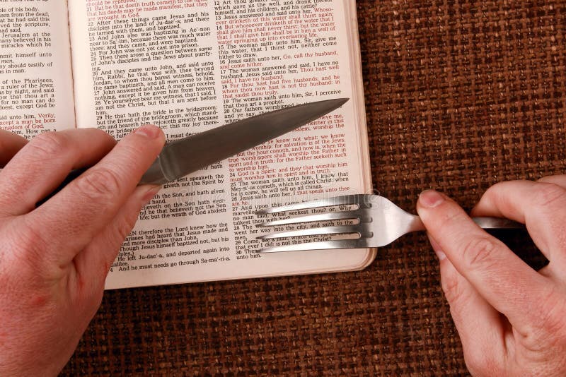 Abra la comida espiritual de la biblia y beba imágenes de archivo libres de regalías Abra la comida espiritual de la biblia y beba imágenes de archivo libres de regalías