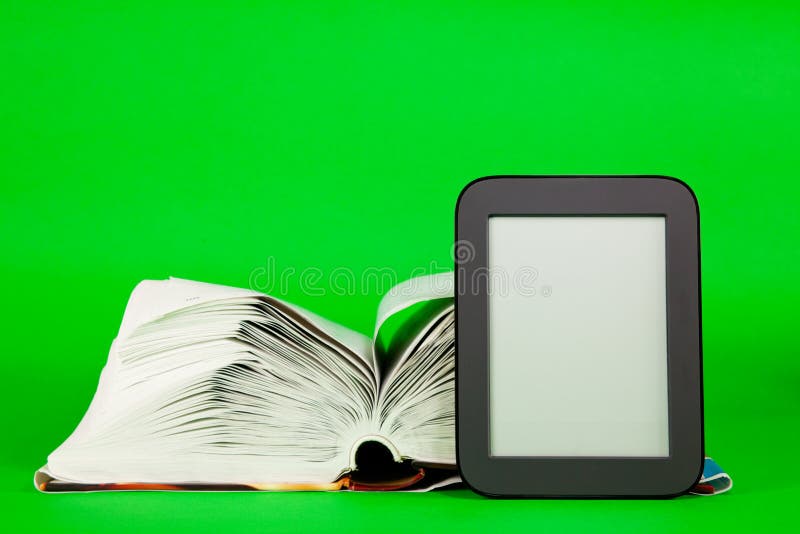 Abra o leitor do livro e do e-livro foto de stock Abra o leitor do livro e do e-livro foto de stock
