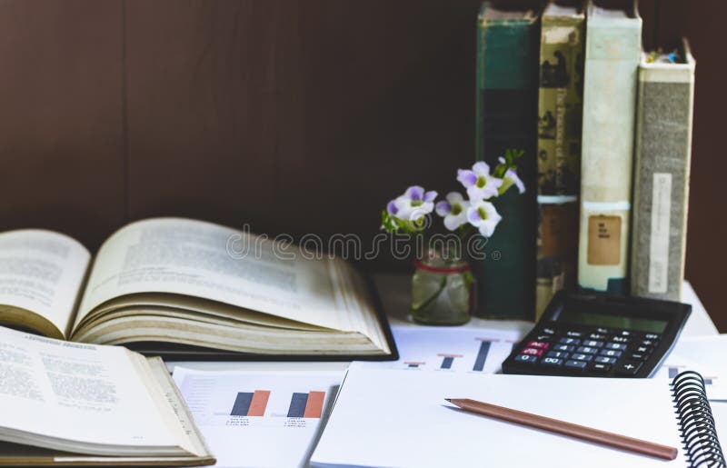 Abra o livro encadernado e o livro de texto empilhados no fundo da tabela O conceito da inteligência vem da educação Seletivo foc foto de stock royalty free Abra o livro encadernado e o livro de texto empilhados no fundo da tabela O conceito da inteligência vem da educação Seletivo foc foto de stock royalty free