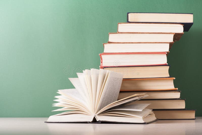 Abra o livro, livros do livro encadernado na tabela de madeira Fundo da educação De volta à escola Copie o espaço para o texto