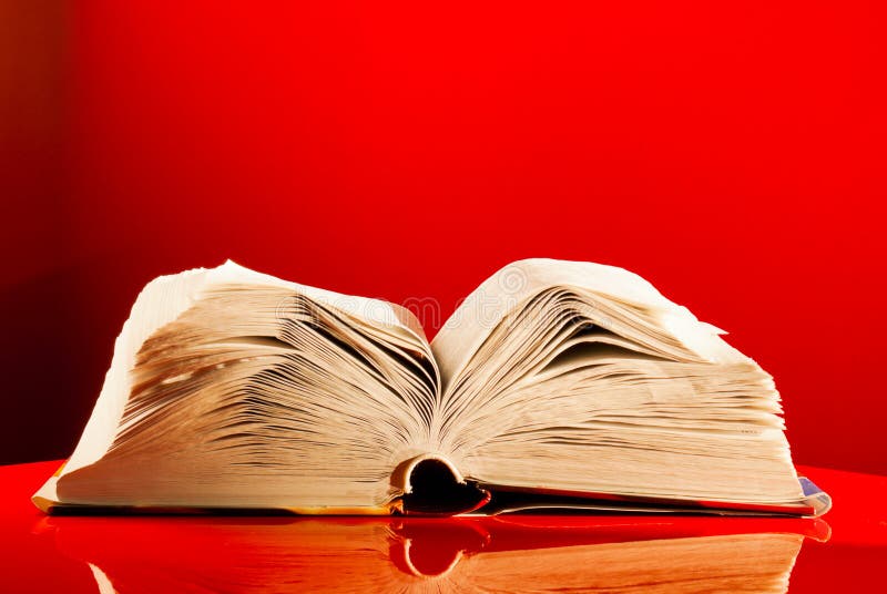 Abra o livro que coloca na tabela imagens de stock Abra o livro que coloca na tabela imagens de stock