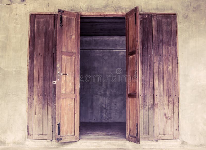 Porta de madeira aberta em estilo vintage fotografia de stock royalty free