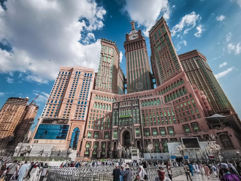 Abraj al bait królewska wieża zegara makkah in makkah. wieża to najwyższy zegar zdjęcia royalty free