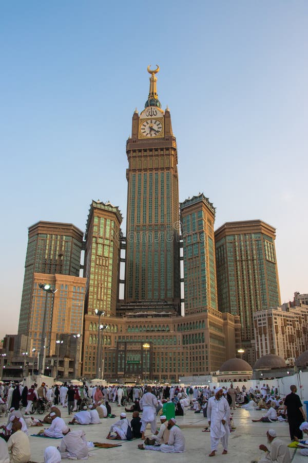Abraj al bait tower in mecca saudi arabia. królewska wieża zegarowa niebieskie niebo i pielgrzymi z całego świata obraz royalty free