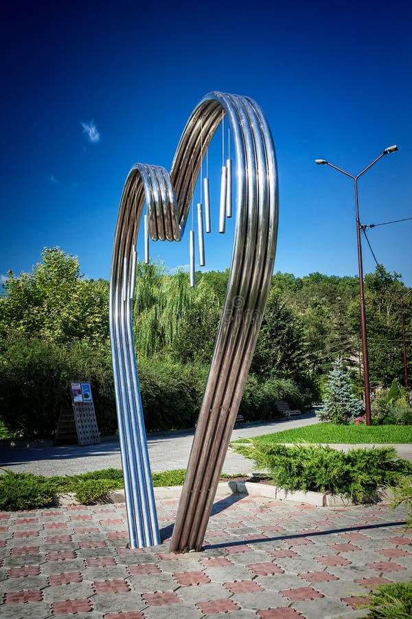 ABRAU DURSO, RUSLAND - AUGUSTUS 27, 2015: Monument ‚aan alle minnaars in de vorm van een metaalhart royalty-vrije stock foto ABRAU DURSO, RUSLAND - AUGUSTUS 27, 2015: Monument ‚aan alle minnaars in de vorm van een metaalhart royalty-vrije stock foto