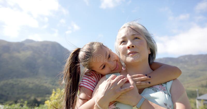 Abrazando a la abuela asiática disfrutando de un buen tiempo en familia al aire libre almacen de metraje de vídeo