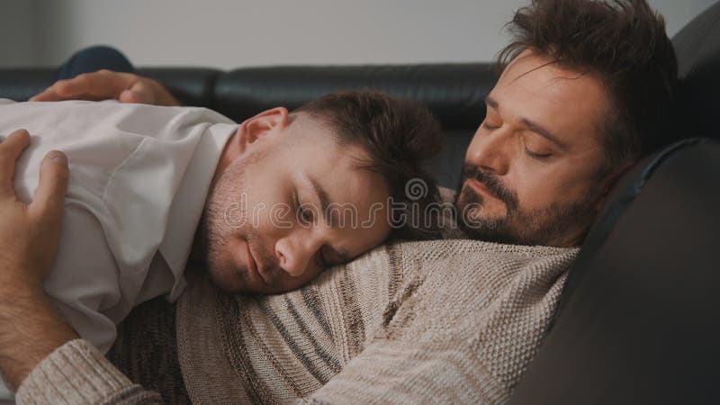 Abrazo Apasionado Entre Dos Parejas Homosexuales. Hombres Relajándose En El Sofá Foto de archivo - Imagen de marido, homosexualidad: 205459596 Abrazo Apasionado Entre Dos Parejas Homosexuales. Hombres Relajándose En El Sofá Foto de archivo - Imagen de marido, homosexualidad: 205459596