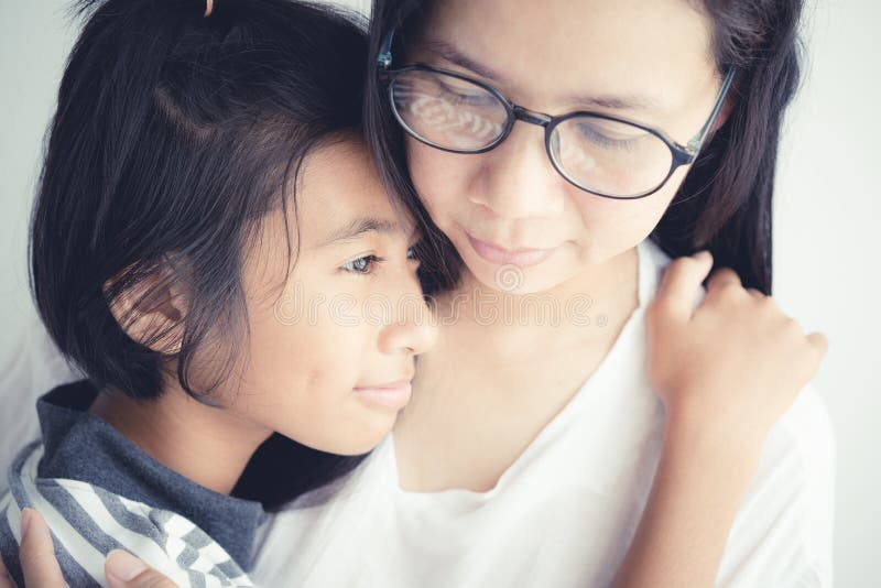 Abrazo asi?tico de la mujer lindo una muchacha La madre y una hija son sonrisa sean familia feliz foto de archivo Abrazo asi?tico de la mujer lindo una muchacha La madre y una hija son sonrisa sean familia feliz foto de archivo