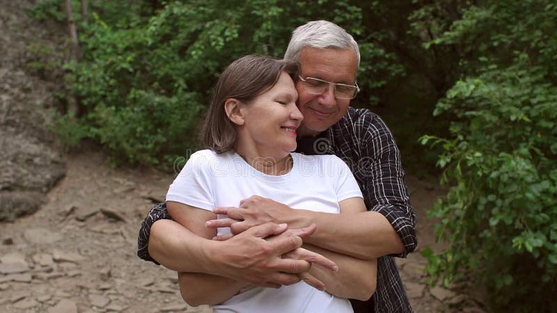 Abrazo feliz de los pares del pensionista en el parque, primer almacen de video Abrazo feliz de los pares del pensionista en el parque, primer almacen de video