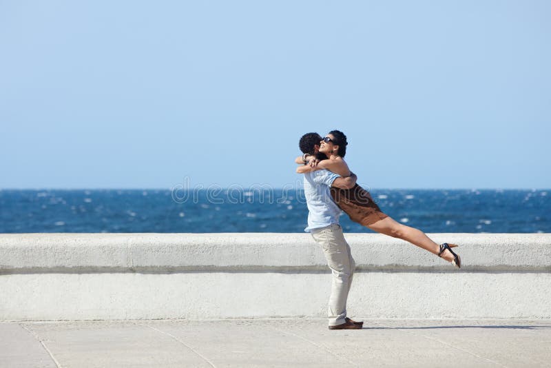 Abrazo feliz entre la esposa y el marido hermosos imagen de archivo