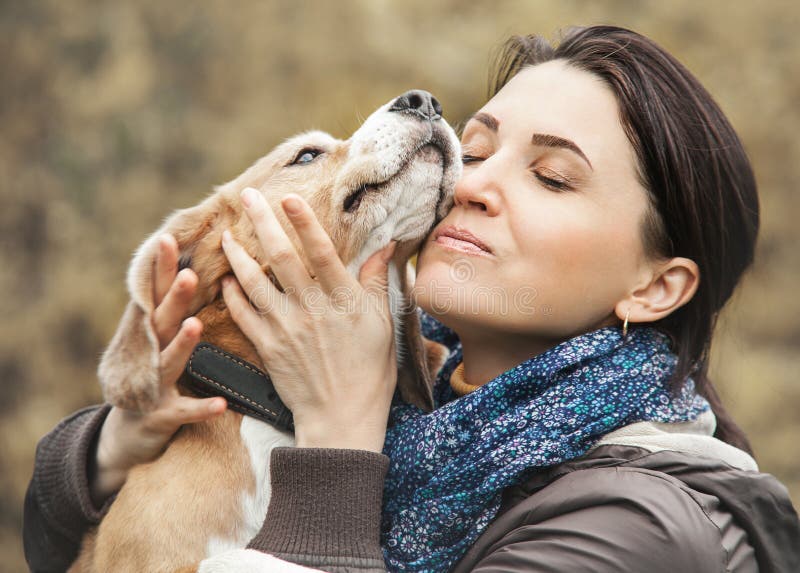 Abrazos de la oferta de la mujer y del perro fotografía de archivo libre de regalías Abrazos de la oferta de la mujer y del perro fotografía de archivo libre de regalías