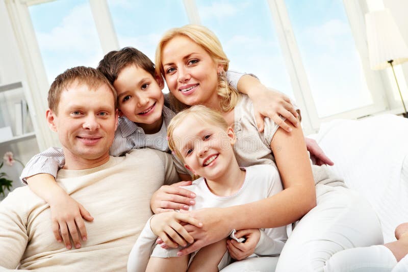 Abraçar a família fotos de stock