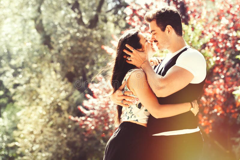 Abraço e amor bonitos dos pares Relacionamento e sentimento loving fotografia de stock Abraço e amor bonitos dos pares Relacionamento e sentimento loving fotografia de stock