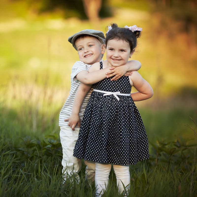 Abraço feliz do menino e da menina imagens de stock royalty free Abraço feliz do menino e da menina imagens de stock royalty free