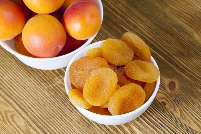 abricots frais et secs photographie stock libre de droits abricots frais et secs photographie stock libre de droits