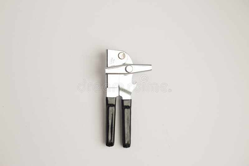 Abridor de lata preto e de aço do dispositivo da cozinha imagem de stock Abridor de lata preto e de aço do dispositivo da cozinha imagem de stock