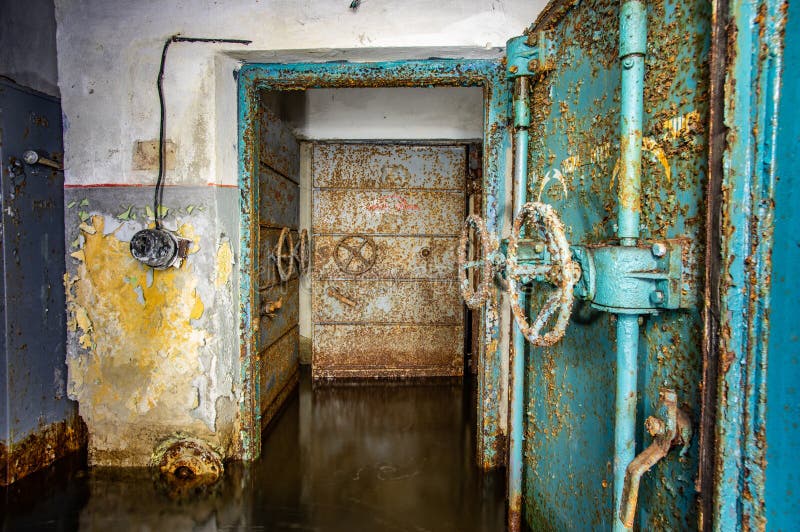 Abrigo de bomba soviético abandonado foto de stock Abrigo de bomba soviético abandonado foto de stock