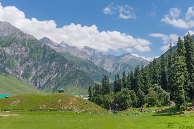 Abrigo pequeno em Sonamarg imagem de stock Abrigo pequeno em Sonamarg imagem de stock