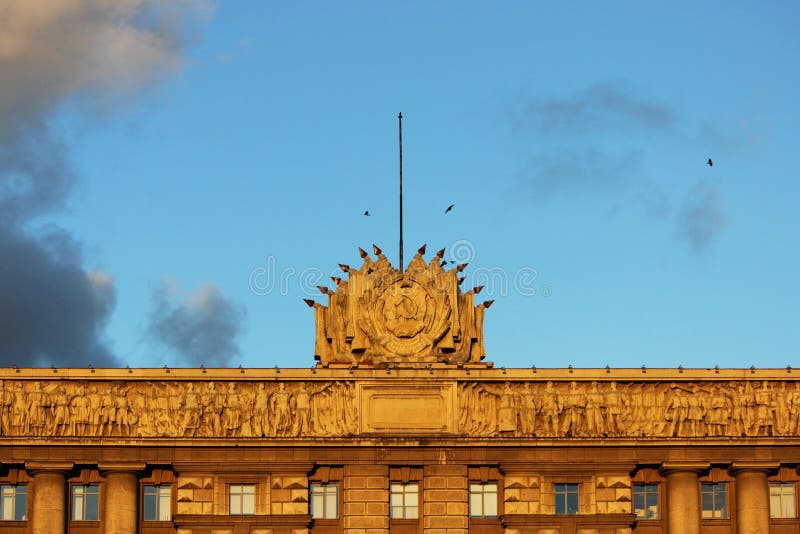 abrigue os conselhos e os corvos, iluminados pelo sol da noite contra o céu Cidade de St Petersburg fotos de stock abrigue os conselhos e os corvos, iluminados pelo sol da noite contra o céu Cidade de St Petersburg fotos de stock