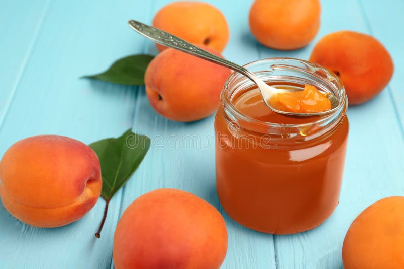 Abrikozenjam in kruik met lepel en rijp sappig fruit royalty-vrije stock afbeeldingen Abrikozenjam in kruik met lepel en rijp sappig fruit royalty-vrije stock afbeeldingen