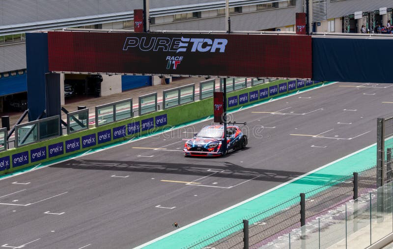 Ação Dos Carros Elétricos De Corrida Em Pista De Corrida Foto de Stock  Editorial - Imagem de elétrico, roma: 234354208