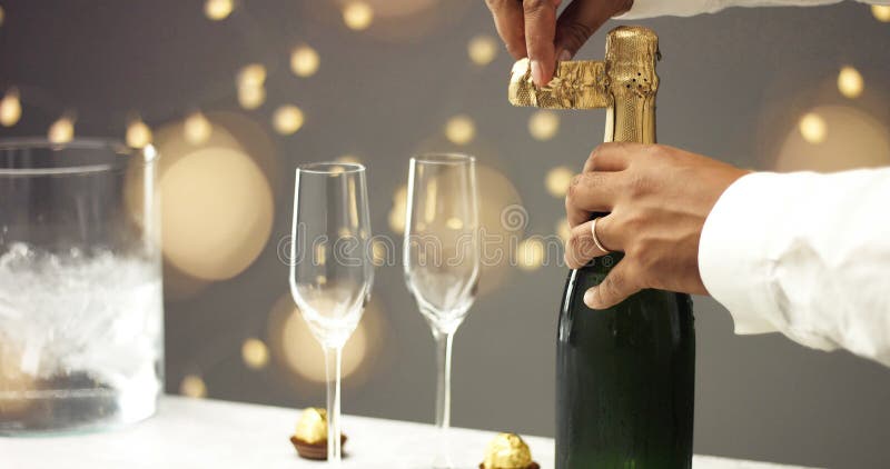 Abrindo um frasco de Champagne fotografia de stock royalty free Abrindo um frasco de Champagne fotografia de stock royalty free