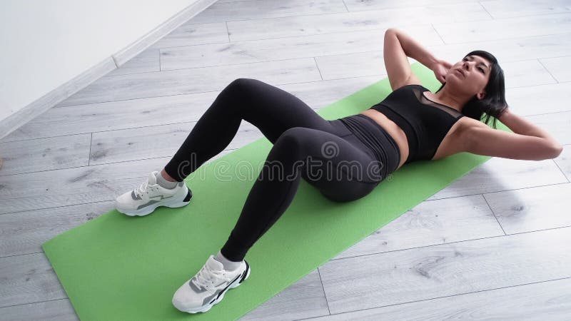 Abs trening sportowej kobiety w domu mocne