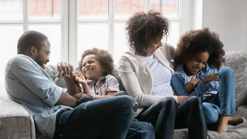 Abschluss in das überglückliche Afroamerikanereltern- und -kinderkitzeln lizenzfreie stockfotos